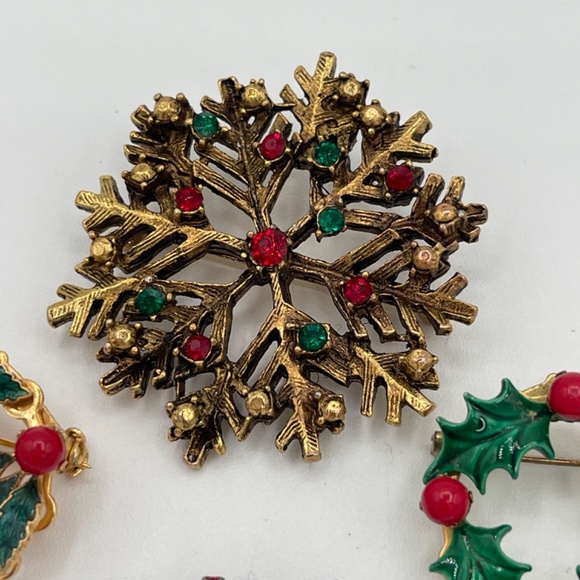 Vintage Christmas Wreath Brooch Lot Of 4 Enamel Rhinestones Gold Tone Red Green - Picture 3 of 8